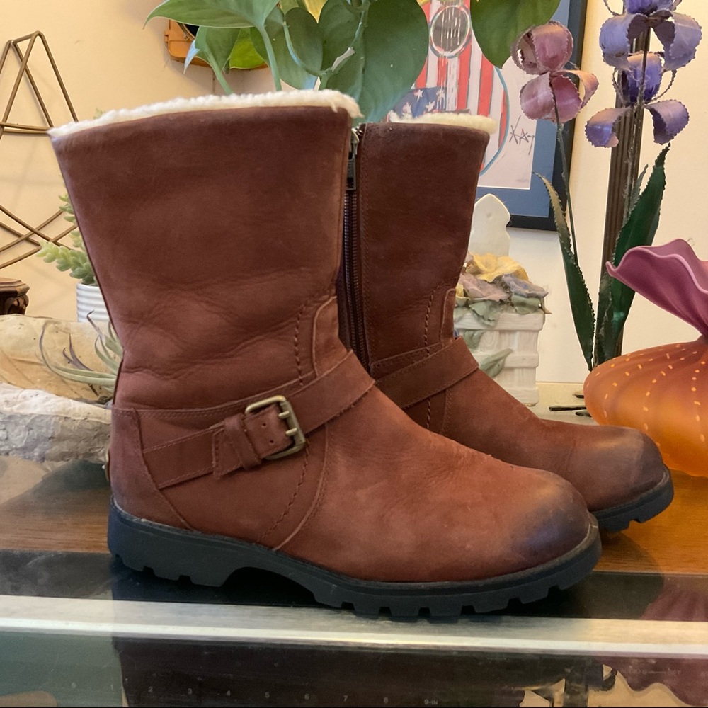 UGG WOMENS LEATHER BOOTS W/METAL LOGO SZ 5